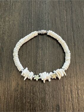 Vintage Hawaiian White Puka & Clam Shell Chip Bracelet with Green Flower Accents